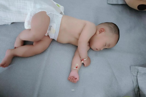 浙江宝宝胳膊上起红疙瘩